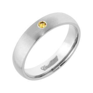 Metallinharmaa, 5mm tasaleveä titaanisormus pyöreistetyllä rungolla. Sormuksen pinta on mattaharjattu rungon suuntaisesti. Siihen on upotettu yksi pieni, pyöreä, keltainen jalokivi.